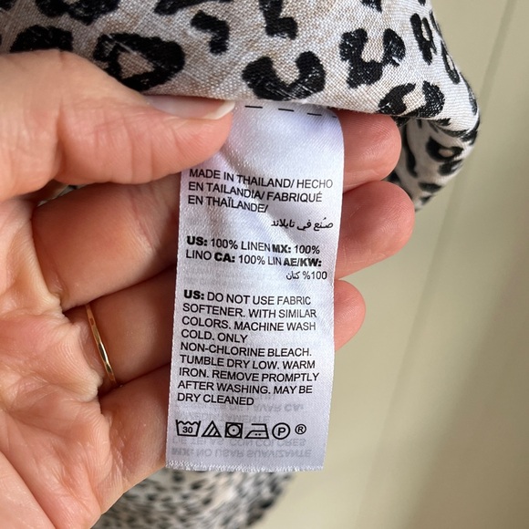 Chico's Black and White Animal Print Sleeveless Linen No Iron Blouse Sz 10 - Picture 9 of 12